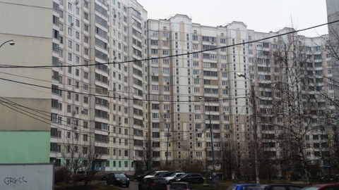 Трешка с ремонтом возле парка. Трешка с ремонтом возле парка.