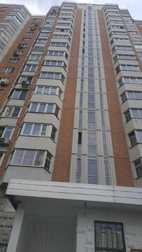 Уютная квартирка с видом из окон на парк, храм и водоем. Уютная квартирка с видом из окон на парк, храм и водоем.