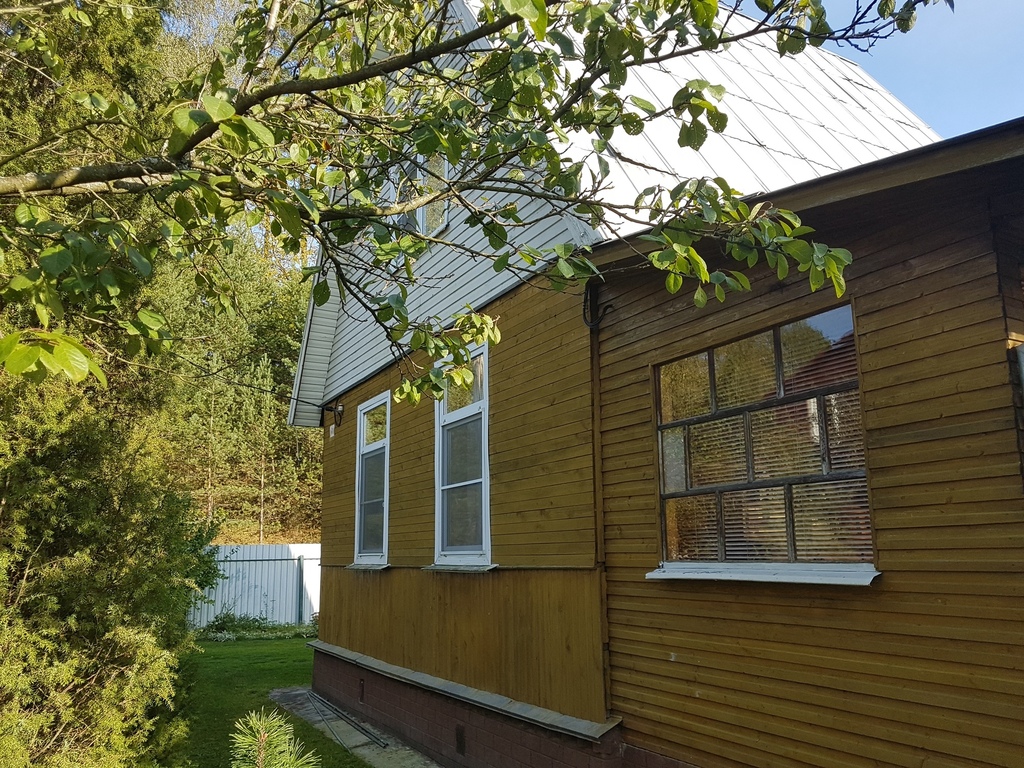 луговая д. домик на берегу реки. дом рядом с водохранилищем. тучково домики арендовать. московская обл.