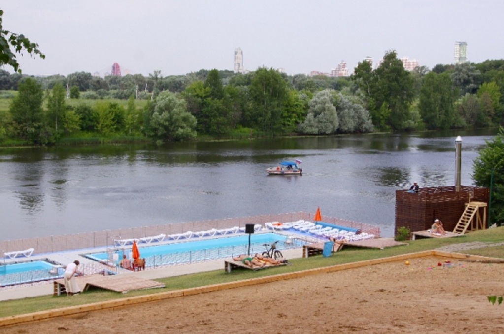 Понтонный бассейн в парке Фили