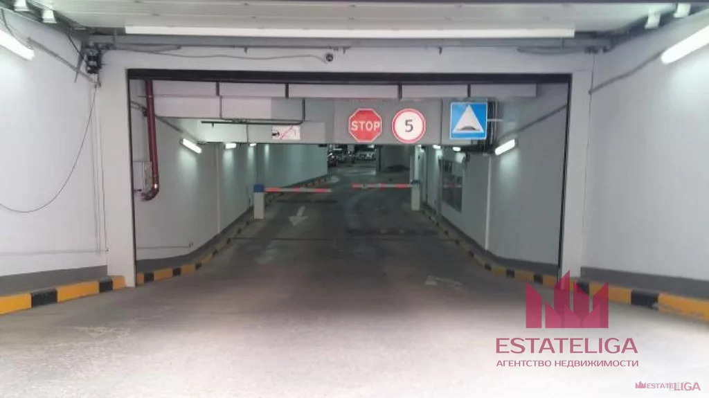 Въезд в подземный паркинг. Въезд в подземную парковку. Дизайн паркинга. Въезд в паркинг ограничители. Въезд в подземный паркинг.