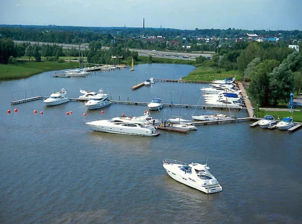 Водохранилище яхт клуб. Клязьминское водохранилище Капустино. Клязьминское водохранилище Пирогово. Яхты на Клязьминском водохранилище. Пироговское водохранилище яхт-клуб.