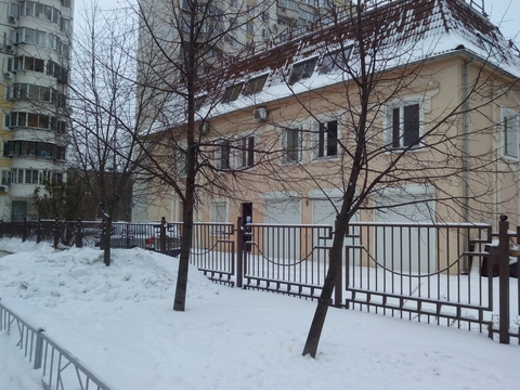 Продается отдельно стоящее двухэтажное здание 1781 кв.м. с огороженной ., 270000000 руб.