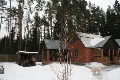 Кирпичный дом и бревенчатая баня в окружении леса, 3990000 руб.