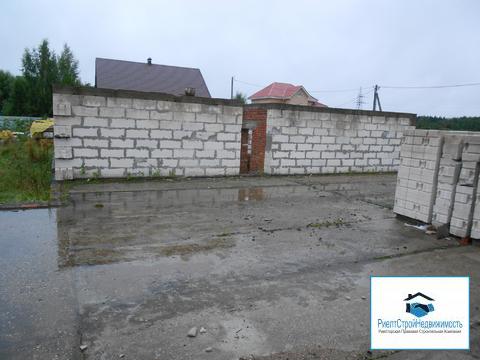 Участок в городе с недостроенным домом из пеноблока 250 кв.м, газ, 2300000 руб.
